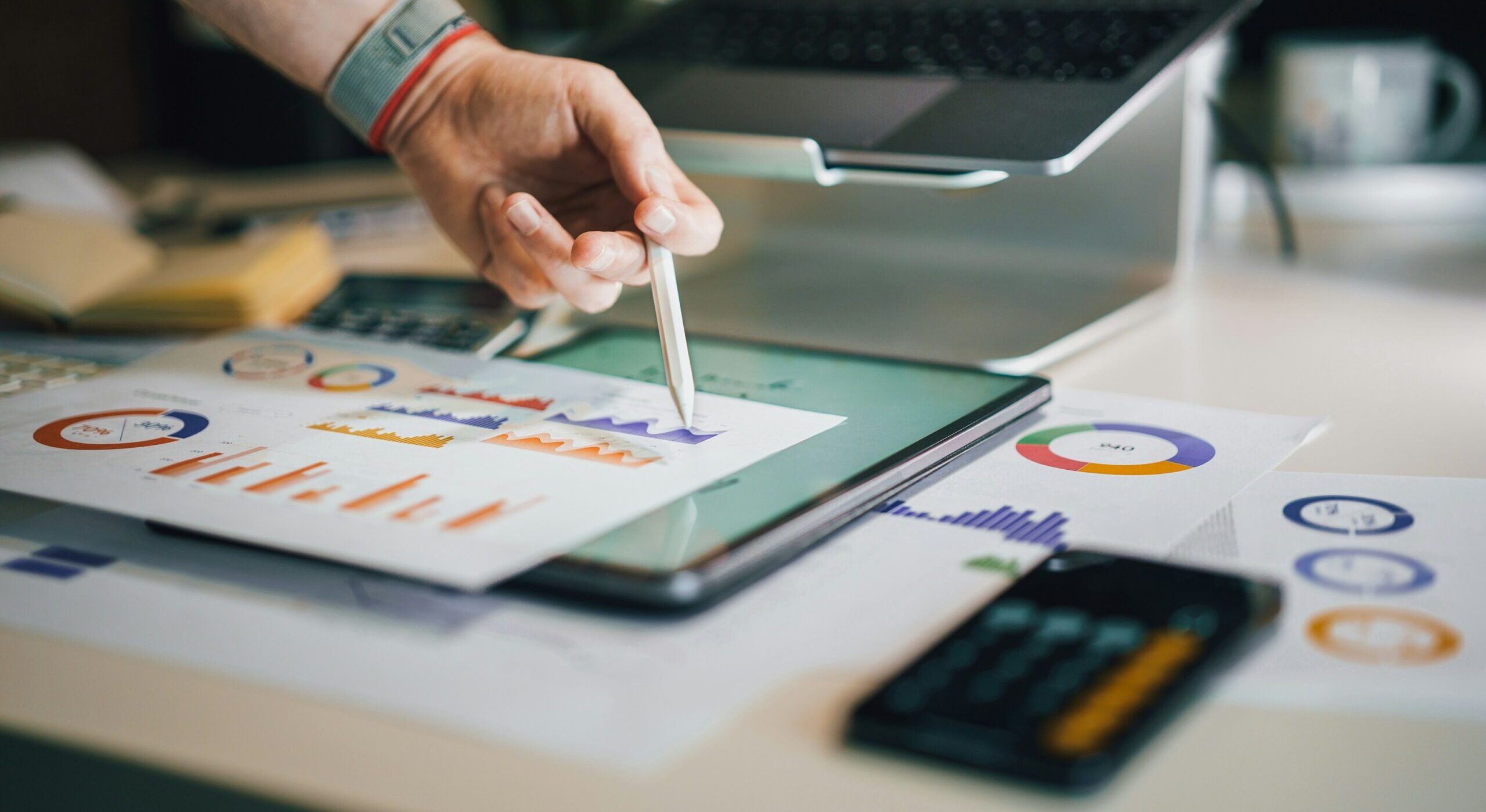 Tablet auf dem Tisch
