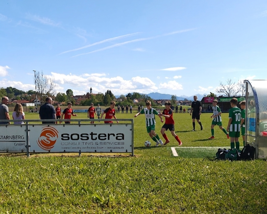 Fußballspiel auf dem Sportplatz